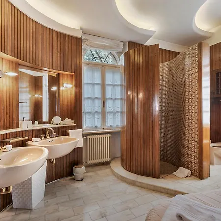 Schlosser Front & Private Pool 马尔切西内