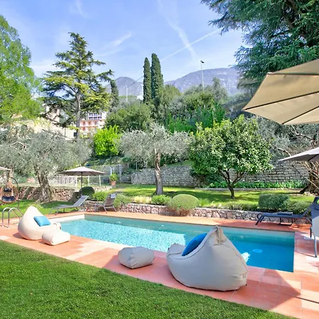 فيلة Schlosser Front & Private Pool مالتشيزينيه